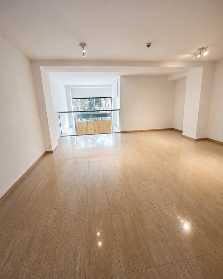 Vivienda vacía antes de la reforma, con pavimento claro continuo y sin distribución.